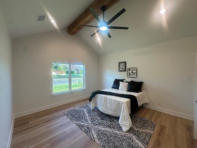 This stunning home is the perfect blend of style and - photo 9