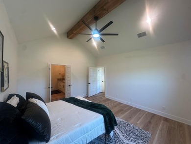 This stunning home is the perfect blend of style and - photo 10