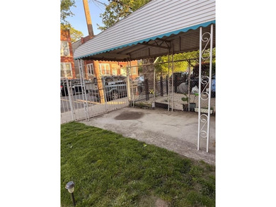 Single family detached duplex on 25x100 lot. 3 bedroom, 1.5 - photo 4