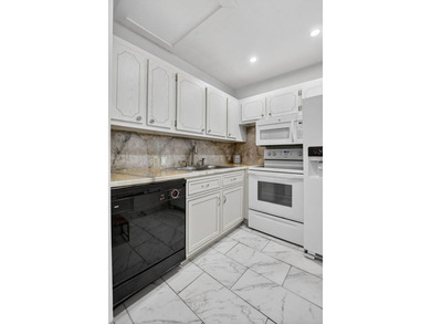Move right into this updated 1 bed, 1.5 bath 3rd-floor condo in - photo 13