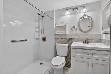 Move right into this updated 1 bed, 1.5 bath 3rd-floor condo in - photo 21