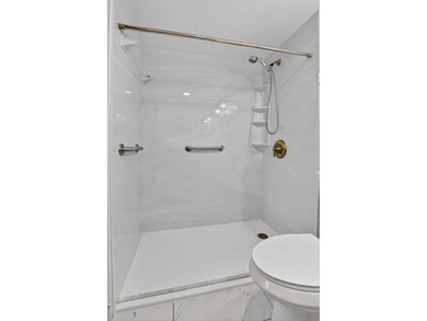 Move right into this updated 1 bed, 1.5 bath 3rd-floor condo in - photo 23