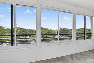Move right into this updated 1 bed, 1.5 bath 3rd-floor condo in - photo 24