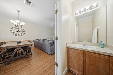 Welcome to this beautifully maintained 3-bedroom, 2.5-bathroom - photo 9