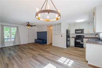 Wonderful 3BD/2BA Traditional Home with Huge Private Fenced Back - photo 2