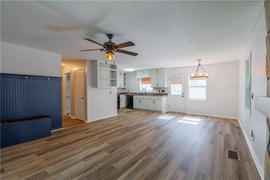 Wonderful 3BD/2BA Traditional Home with Huge Private Fenced Back - photo 3