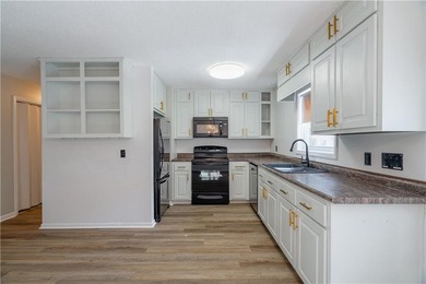 Wonderful 3BD/2BA Traditional Home with Huge Private Fenced Back - photo 4