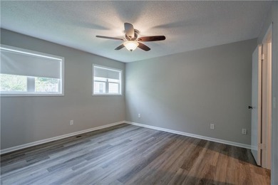 Wonderful 3BD/2BA Traditional Home with Huge Private Fenced Back - photo 5
