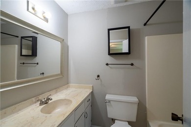 Wonderful 3BD/2BA Traditional Home with Huge Private Fenced Back - photo 6