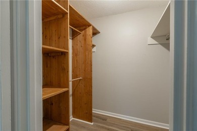 Wonderful 3BD/2BA Traditional Home with Huge Private Fenced Back - photo 7