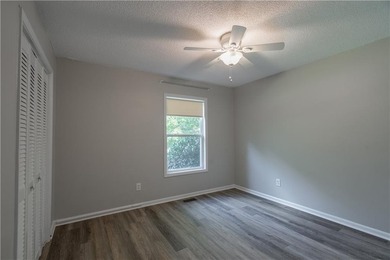 Wonderful 3BD/2BA Traditional Home with Huge Private Fenced Back - photo 8