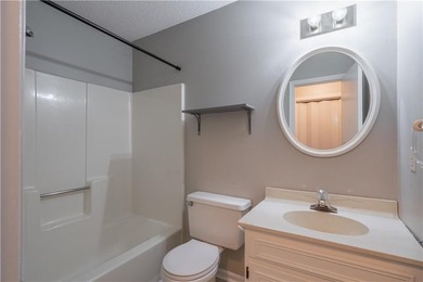 Wonderful 3BD/2BA Traditional Home with Huge Private Fenced Back - photo 9