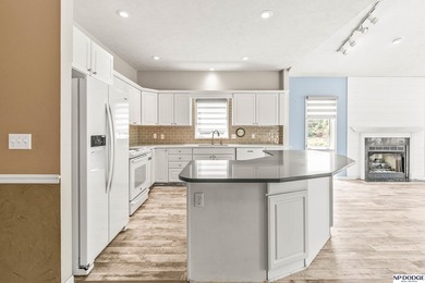Enjoy lake living at its best with this updated 3-bedroom - photo 22