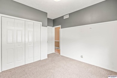 Enjoy lake living at its best with this updated 3-bedroom - photo 31