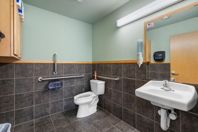 Welcome to this exceptional commercial property centrally - photo 5