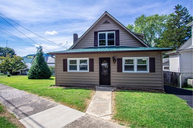 Kentucky River Home For Sale in Irvine Kentucky