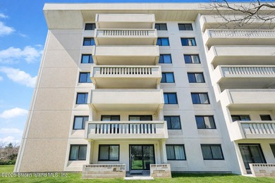A rare opportunity to own a spacious ground-level 2-bedroom - photo 1
