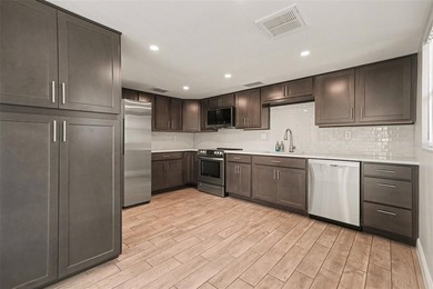 Virtually Staged. Welcome to 10 Lesley Lane, located in the - photo 7