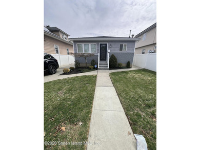 Welcome to this beautifully renovated 3-bedroom ranch that - photo 1