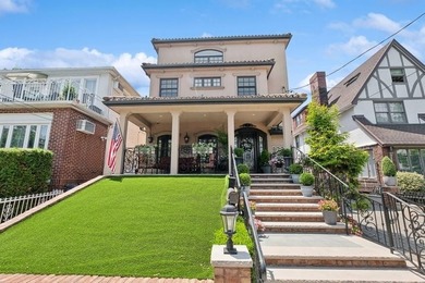 A Distinguished Bay Ridge Estate with Timeless Elegance & - photo 3