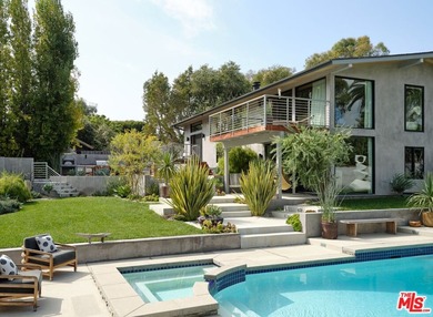 Gorgeously reimagined inside and out, this Point Dume residence - photo 1