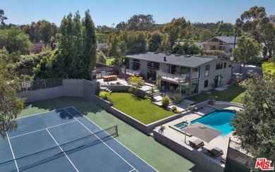 Gorgeously reimagined inside and out, this Point Dume residence - photo 2