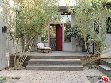 Gorgeously reimagined inside and out, this Point Dume residence - photo 3
