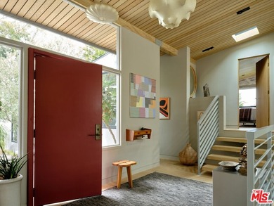 Gorgeously reimagined inside and out, this Point Dume residence - photo 4