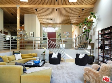 Gorgeously reimagined inside and out, this Point Dume residence - photo 5