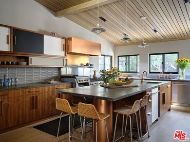 Gorgeously reimagined inside and out, this Point Dume residence - photo 7