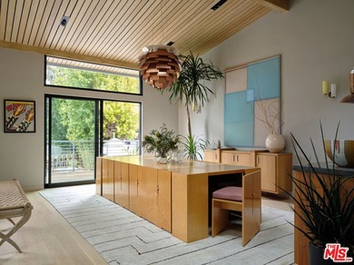 Gorgeously reimagined inside and out, this Point Dume residence - photo 9