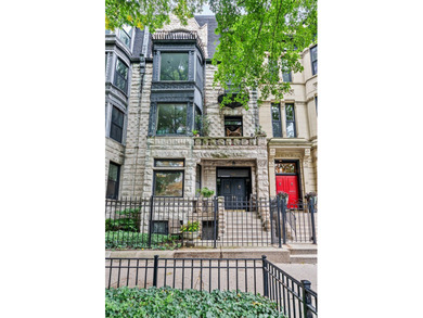 Lake Michigan - Cook County Townhome/Townhouse Active Under Contract in Chicago Illinois