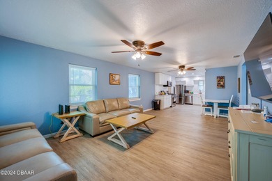 Motivated Seller! A totally renovated 4-bedroom 3- full bathroom - photo 4