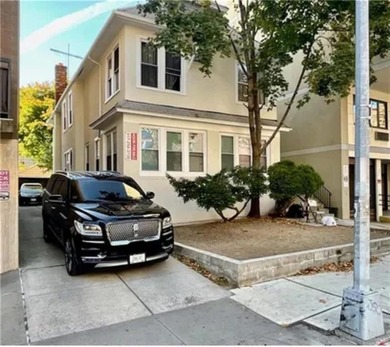 Phenomenal Midwood location! This detached two family on a 40 x - photo 3