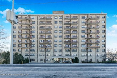 Welcome to this beautifully maintained high-rise one bedroom - photo 1