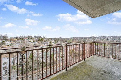 Welcome to this beautifully maintained high-rise one bedroom - photo 2
