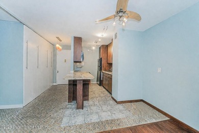 Welcome to this beautifully maintained high-rise one bedroom - photo 7