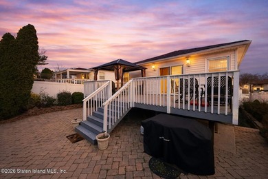 Beautiful, move in ready 3 Bedroom, 2 Bath, Raised Ranch with - photo 4