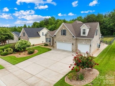 Sought-after, all-brick ranch-style home featuring 4 bedrooms, 3 - photo 3
