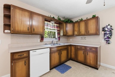 Welcome home to this well-maintained ranch-style property - photo 14