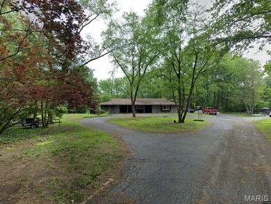 (private lake, pond, creek) Home Sale Pending in Belleville Illinois