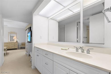 TOP FLOOR. END UNIT. SOUTHERN EXPOSURE. RIVER VIEWS