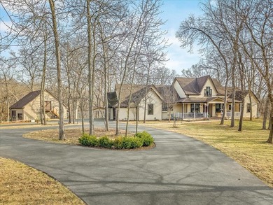 Welcome to this exceptional custom-built retreat set on over 4 - photo 1