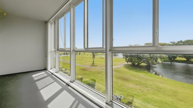 Beautiful corner unit featuring 2 bedrooms and 2 bathrooms with - photo 16