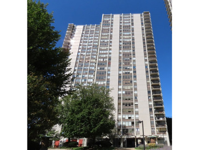 Sun- Filled, South Facing 2 Bedroom with views of the City and - photo 1