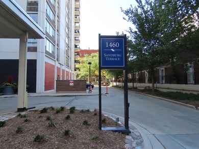 Sun- Filled, South Facing 2 Bedroom with views of the City and - photo 2