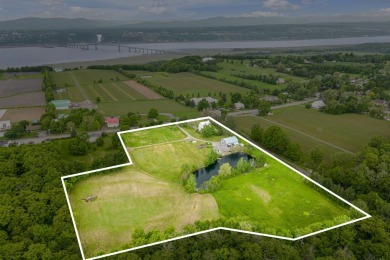 Lake Home For Sale in Saint-Pierre-de-l'Île-d'OrléAns,