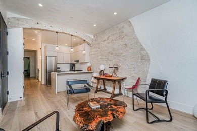 Introducing a Stunning Modern Duplex Condo in the Heart of Crown - photo 4