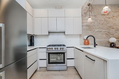 Introducing a Stunning Modern Duplex Condo in the Heart of Crown - photo 5