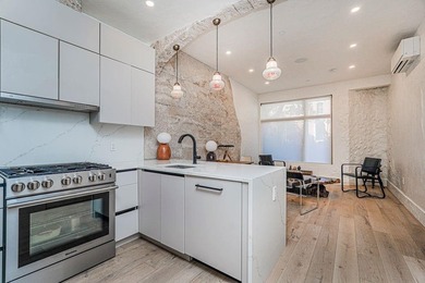 Introducing a Stunning Modern Duplex Condo in the Heart of Crown - photo 6